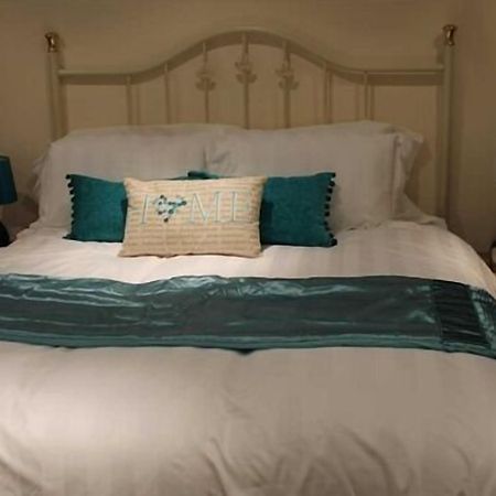 วี ทรี ล็อคเกอร์เฮด Hotel Gwernymynydd ภายนอก รูปภาพ