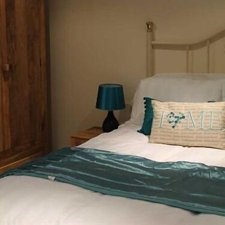 วี ทรี ล็อคเกอร์เฮด Hotel Gwernymynydd ภายนอก รูปภาพ