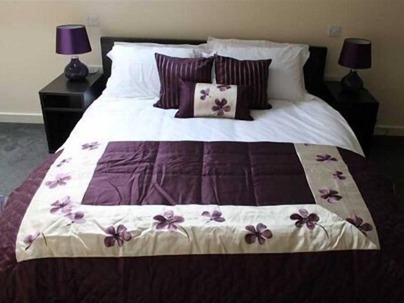 วี ทรี ล็อคเกอร์เฮด Hotel Gwernymynydd ภายนอก รูปภาพ