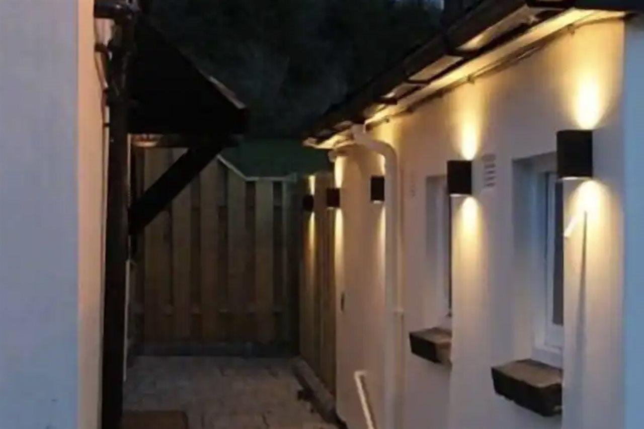 วี ทรี ล็อคเกอร์เฮด Hotel Gwernymynydd ภายนอก รูปภาพ