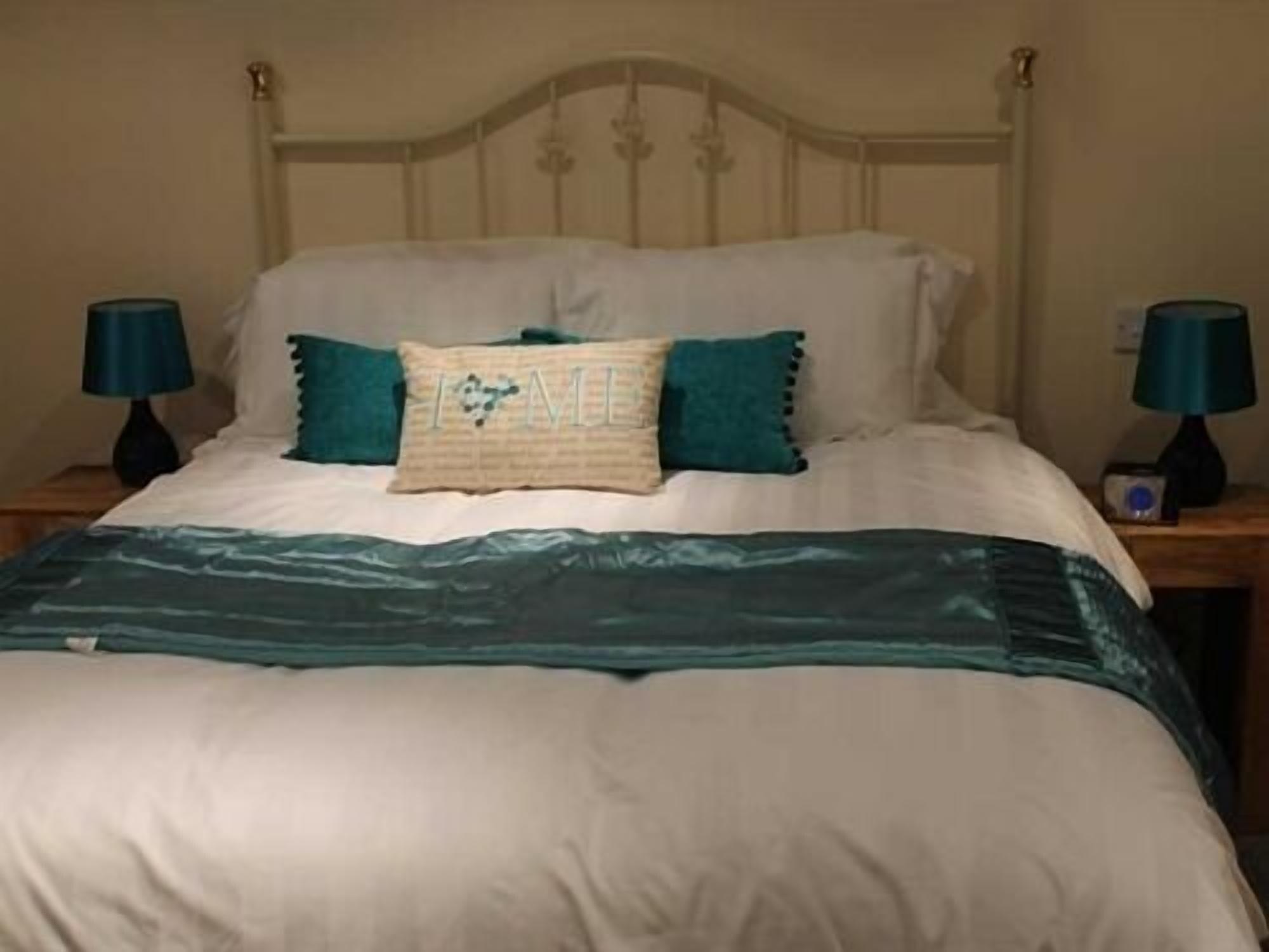 วี ทรี ล็อคเกอร์เฮด Hotel Gwernymynydd ภายนอก รูปภาพ