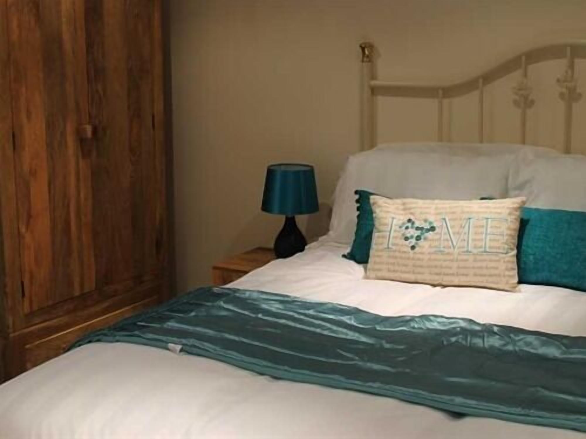 วี ทรี ล็อคเกอร์เฮด Hotel Gwernymynydd ภายนอก รูปภาพ